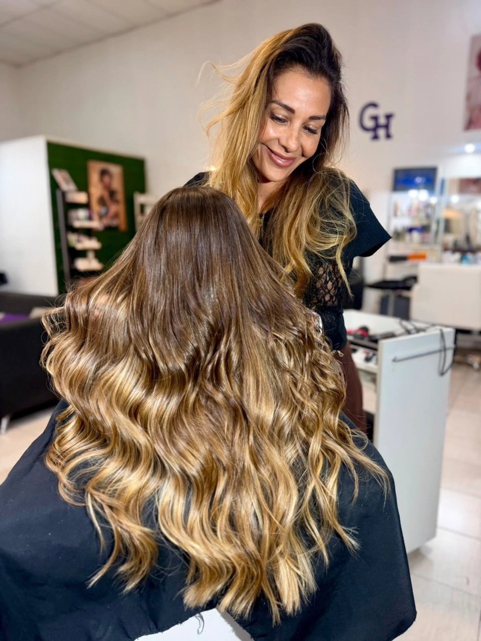 Cecilia junto a un look de cabello largo con ondas y reflejos dorados, foto elegida para la portada