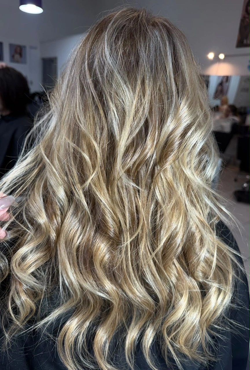 Rubio con raíz natural y ondas, foto elegida y compartida por Cecilia